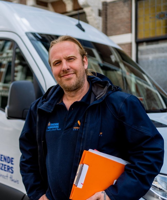 Operator Dennis aan het werk met verhuislift
