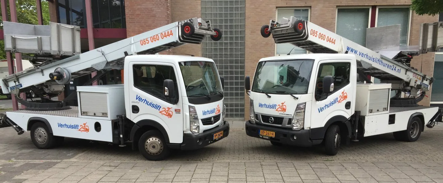 Verhuislift in actie bij Amsterdamse gracht — meubels veilig naar 4e verdieping